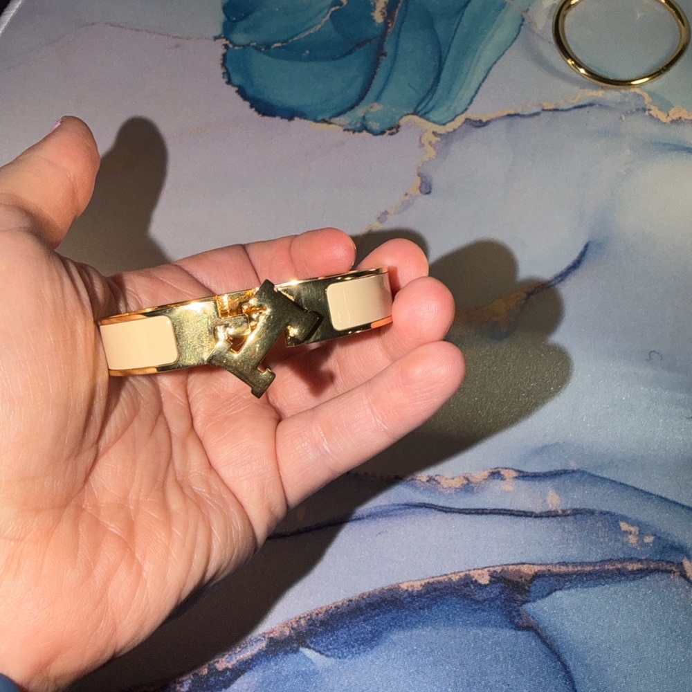 Clic H Bracelet in Cream and Gold - Picture 9 of 16